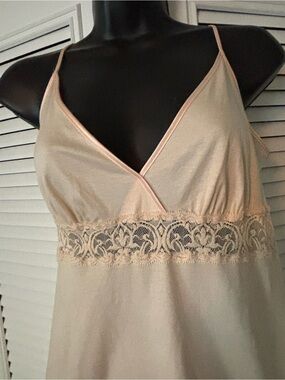 Hanro of Switzerland soft cotton peach lace trim nightgown Sz M